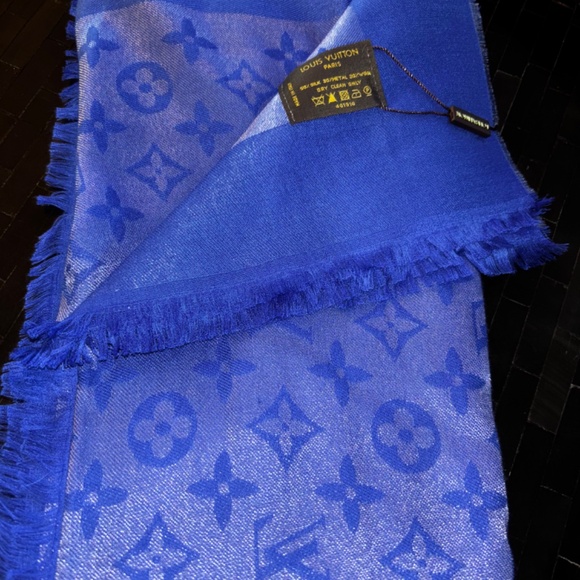 Louis Vuitton Monogramed Silk Shawl. 60% silk, 40% wool. - Picture 14 of 15